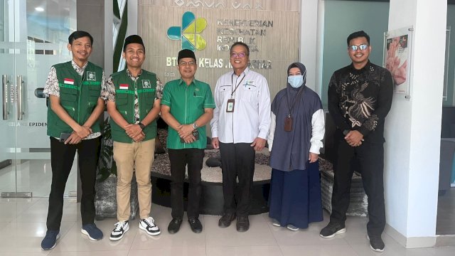 Pengurus Lembaga Penanggulangan Bencana dan Perubahan Iklim Nahdlatul Ulama Kota Makassar bersama Balai Teknik Kesehatan Lingkungan dan Pengendalian Penyakit Kelas I Makassar. Foto: Istimewa