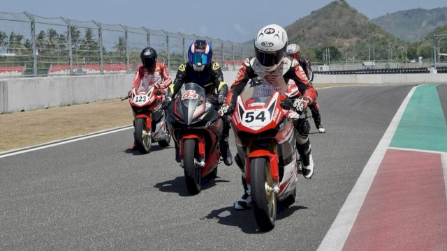 Komunitas Honda Sulsel saat menjajal Sirkuit Mandalika menggunakan CBR. Foto: Istimewa