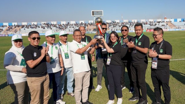 Penyerahan Trophy Pegadaian Liga 2 oleh Direktur Utama PT Pegadaian Damar Latri Setiawan kepada Wakil Ketua Umum II PSSI Ratu Tisha Destria. Foto: Istimewa