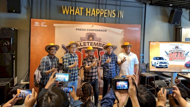 Konferensi pers Saletember Deal Kalla Toyota di Phinisi Point Makassar. Foto: Sri Wahyu Diastuti/Sulselsatu.com
