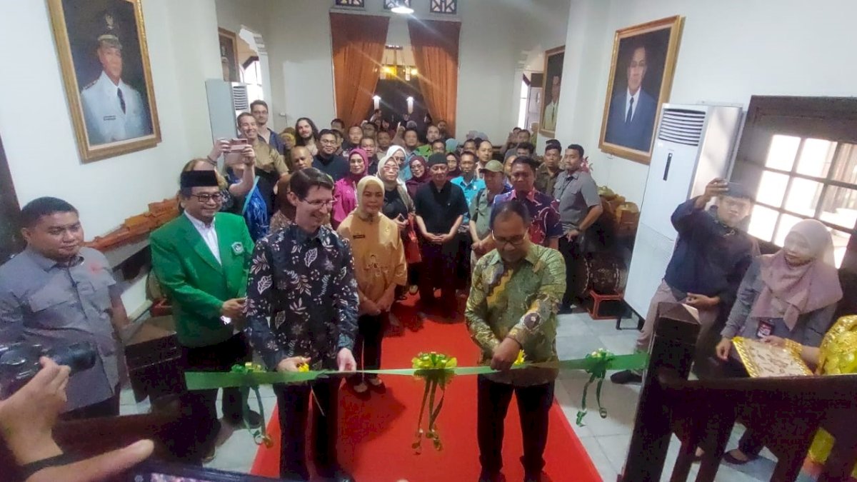 Pameran Seni Instalasi Lampu Pop-Up Hadir Pertama Kali di Makassar