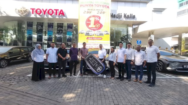 Manajemen TAM serahan Toyota bZ4X kepada Kalla. Foto: Istimewa
