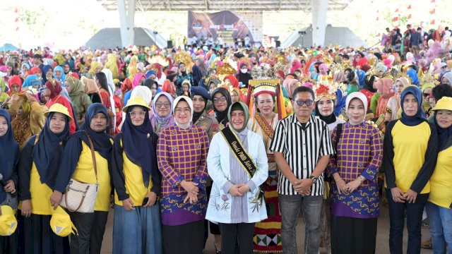 Bunda PAUD Kota Makassar Indira Yusuf Ismail menghadiri dan membuka semarak lomba karnaval Ikatan Guru TK Indonesia - Persatuan Guru Republik Indonesia. Foto: Istimewa