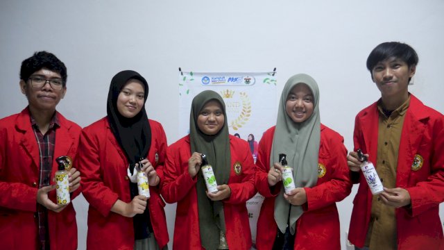 Tim Program Kreativitas Mahasiswa Universitas Hasanuddin Ciptakan Produk untuk Mengatasi Permasalahan Sanitasi dari Limbah Organik. Ist