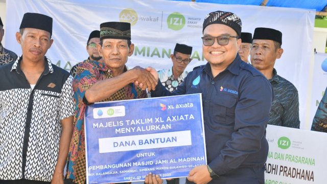 Simbolis penyerahan dana bantuan karyawan XL Axiata. Foto: Istimewa