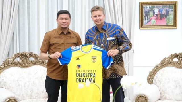 President Club SC Cambuur Mr Ard De Graaf audiens bersama Bupati Gowa Adnan Purichta Ichsan. Foto: Istimewa
