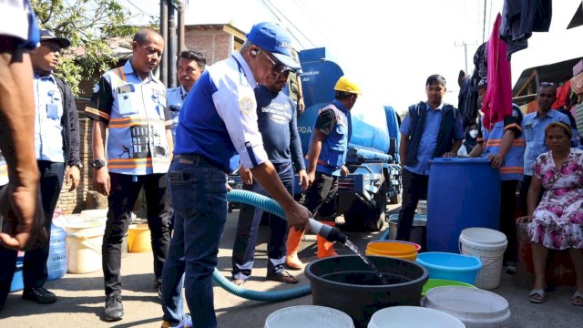 Direktur Utama Perumda Air Minum Kota Makassar Beni Iskandar memantau pembagian ari bersih ke masyarakat. Foto: Istimewa