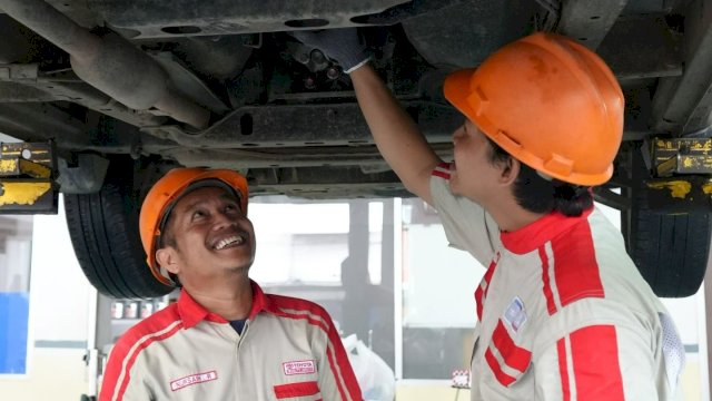 Servis di bengkel resmi Kalla Toyota berkesempatan mendapatkan hadiah emas. Foto: Istimewa