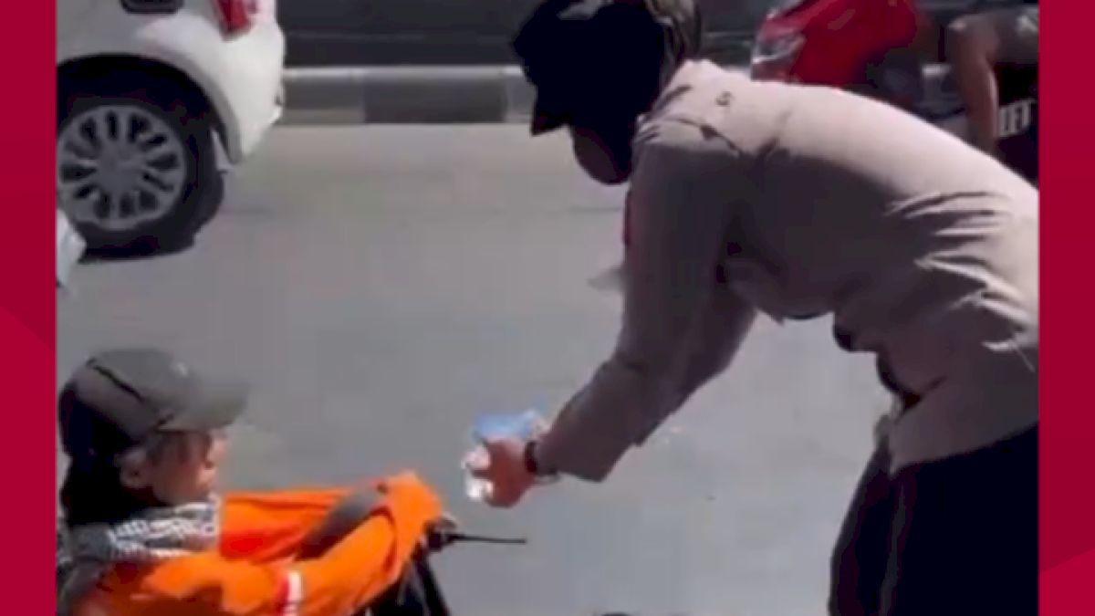 VIDEO: Tuai Pujian, Aksi Polwan Polrestabes Makassar yang Bagikan Air Minum ke Pengunjuk Rasa