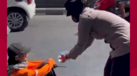 VIDEO: Tuai Pujian, Aksi Polwan Polrestabes Makassar yang Bagikan Air Minum ke Pengunjuk Rasa