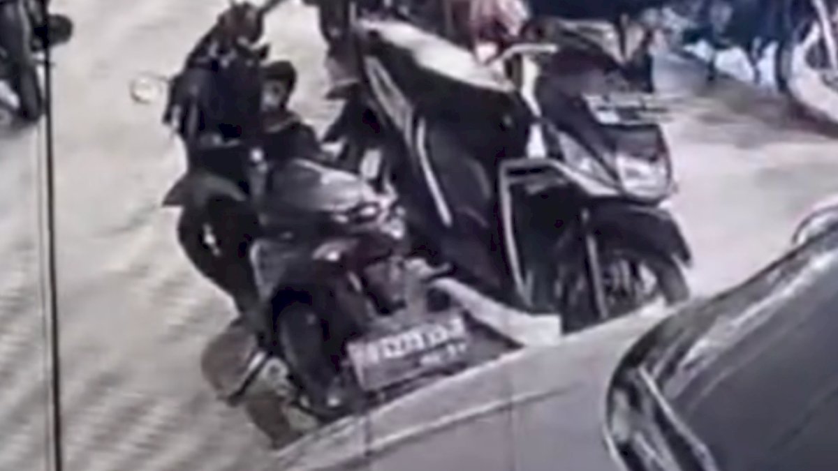 VIDEO: Detik-detik Aksi Curanmor Terekam CCTV Depan Klinik Inggit Medica BTP