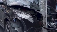 VIDEO: Kecelakaan Tunggal, Mobil Tabrak Tiang Listrik di Jalan Baji Gau Makassar