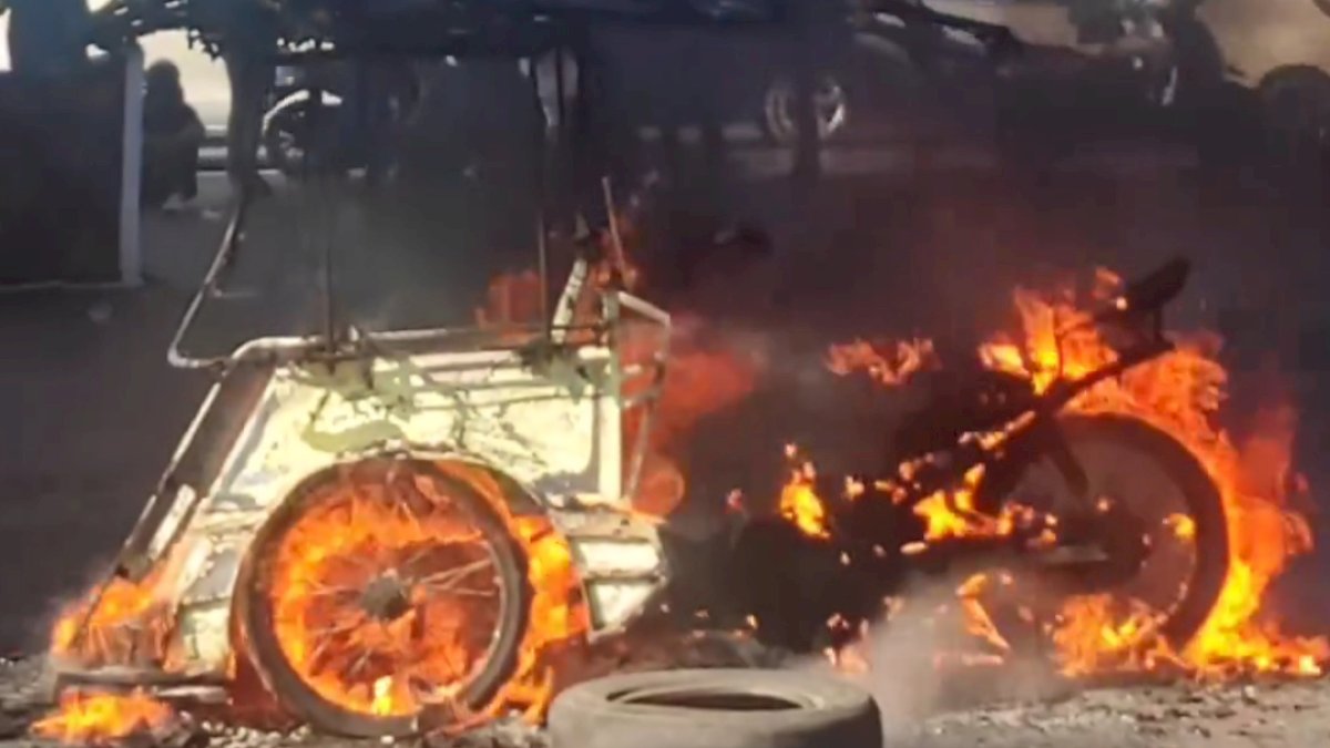VIDEO: Bentor Diduga Dibakar dalam Aksi Demo Tolak Dinasti Politik