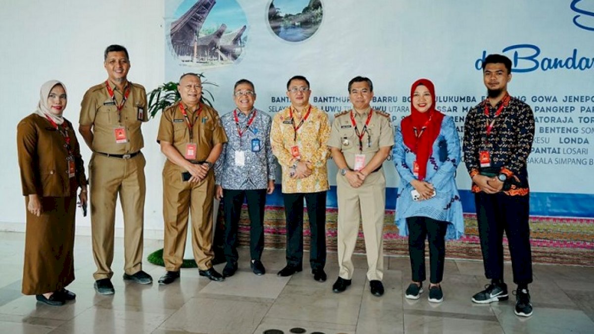 Camat Wajo bersama Pejabat Pemkot Sambut Peserta Rakernas Apeksi di Bandara