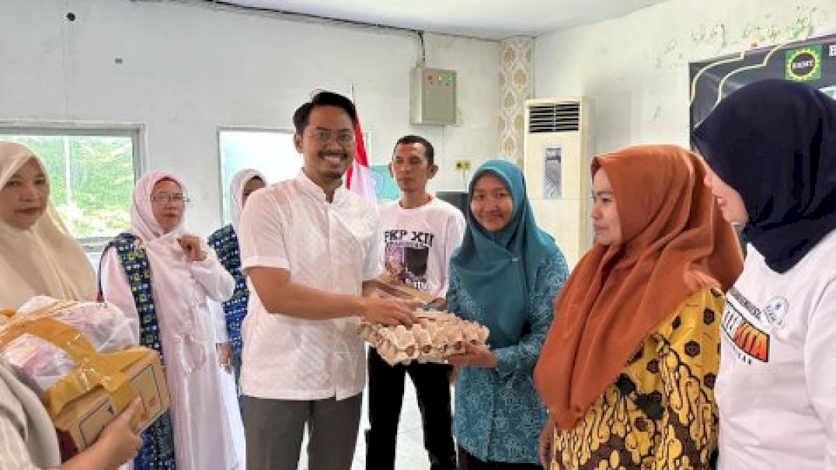 Camat Wajo-Majelis Taklim Bareng FKKM Berbagi Paket Stunting