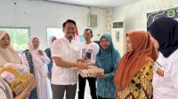 Camat Wajo-Majelis Taklim Bareng FKKM Berbagi Paket Stunting