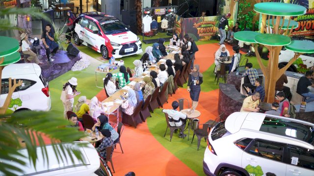 Suasana kegiatan tanam pohon di Petualangan Bersama Toyota di Mal Ratu Indah. Foto: Istimewa