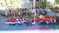 Dampingi Kepala Kesbangpol, Camat Tallo Bagi-Bagi Bendera ke Masyarakat