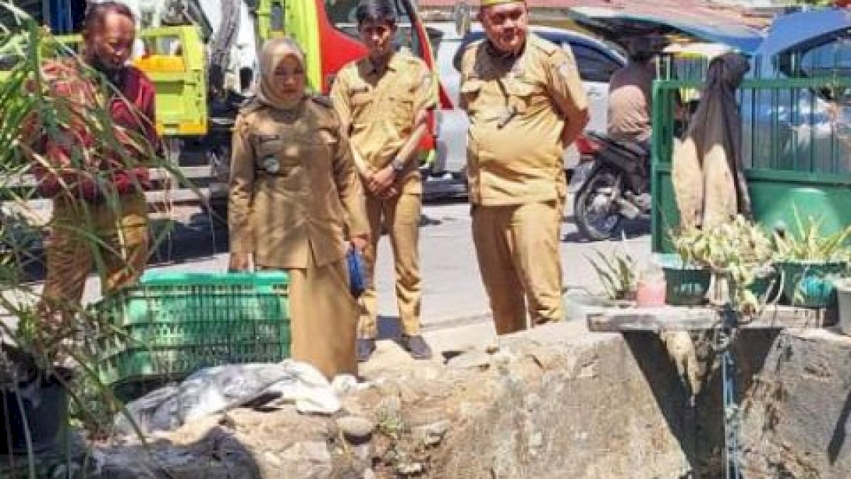 Camat Wajo Pantau Pengangkutan Sampah dan Sedimen