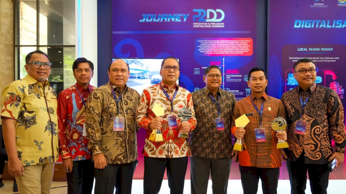 Selamat! Kota Makassar Terima Penghargaan Kota dan Program Terbaik TP2DD 2023
