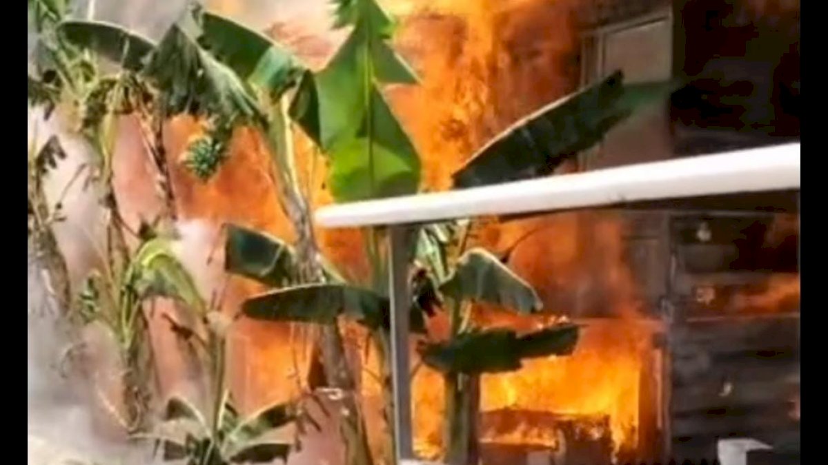VIDEO: Kebakaran di Lorong Hitam Wajo, Dua Rumah Warga Ludes Dilalap Api