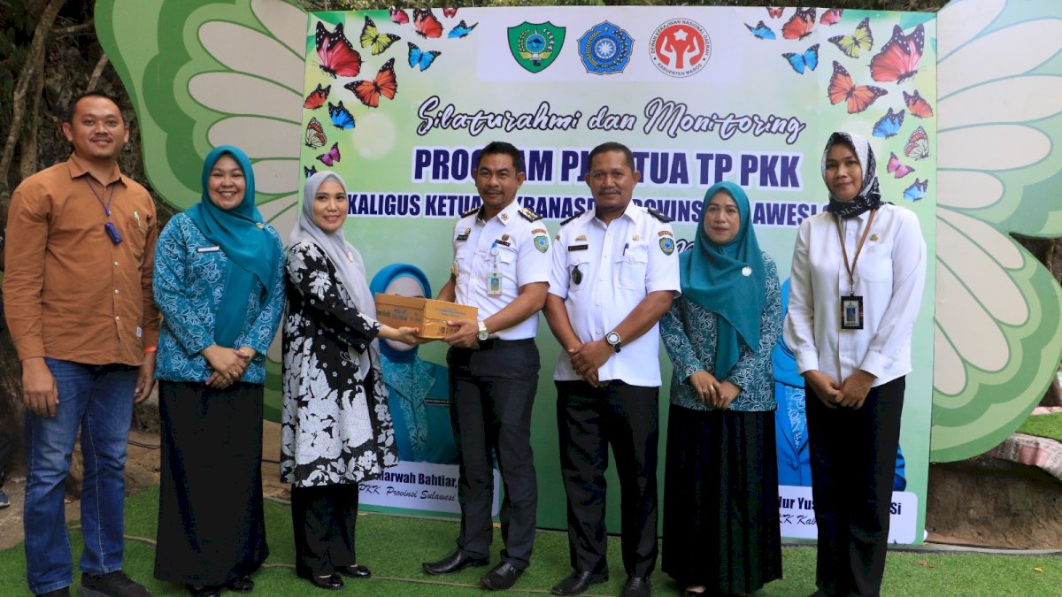 Sofha Marwah Bahtiar Serahkan Bantuan Telur dan Susu di Maros