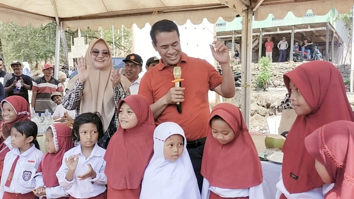 Legislator Gerindra Vonny Ameliani Dampingi Amran Sulaiman Bagi-bagi Beasiswa di Jeneponto