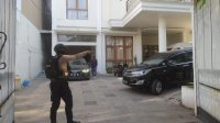 KPK Obrak Abrik Rumah Mentan SYL di Makassar, 1 Unit Mobil Mewah Diamankan