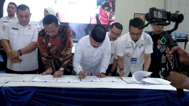 Wakil Bupati Gowa Abd Rauf Malaganni tandatangani kerja sama dengan penyedia jasa ekspor. Foto: Istimewa