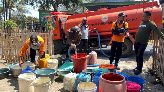 Sejumlah personil BPBD Jeneponto salurkan air bersih ke warga yang berdampak kekeringan (Int)