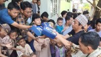 Caleg NasDem Sulsel Ismail Manda Bagi-bagi Makanan ke Warga Makassar