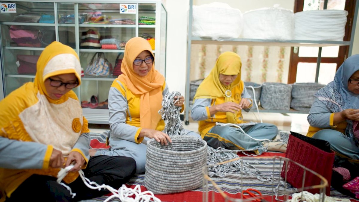 Kisah Sukses Klaster Usaha Binaan BRI, Kerajinan Rajut Berkah Jaya Tidu: Terus Berkarya dan Menginspirasi Kaum Wanita