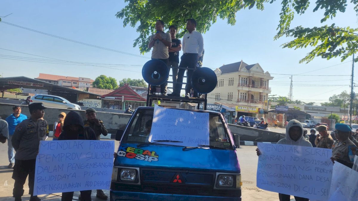 Solidaritas Kepala Desa Demo Tolak Penggunaan Dana Desa 40 Persen untuk Budidaya Pisang