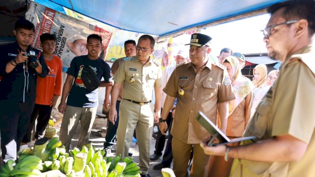 Danny Pomanto bersama Pj Gubernur Sulsel Bahtiar Baharuddin saat tinjau harga komoditas di pasar. Foto: Istimewa