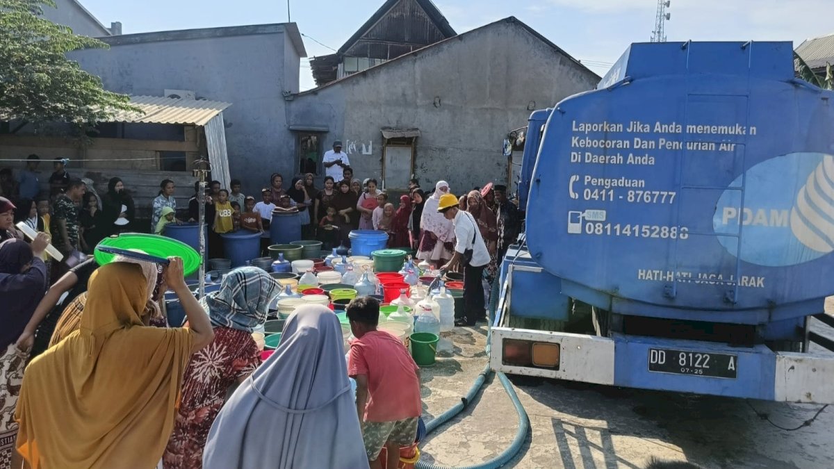 Dampak Kemarau Makin Meluas, Petugas Pengantar Air PDAM Tambah Jam Operasional