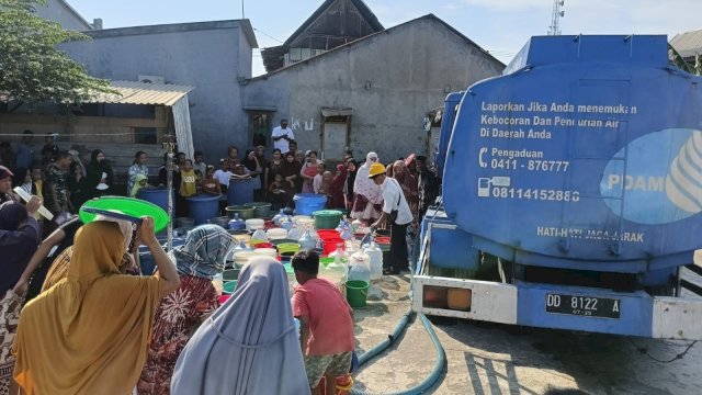 Pengantaran air bersih ke masyarakat akibat kekeringan. Foto: Istimewa