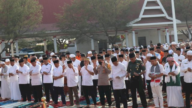 Pemkab Jeneponto Gelar Shalat Istisqa di Lapangan Passamaturukan, Jumat (20/10/2023 (Dedi Jentak/Sulselsatu)