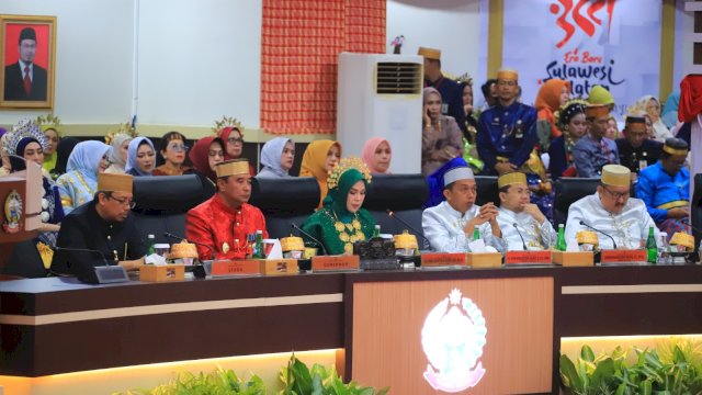 Pj Gubernur Sulsel Bahtiar bersama pimpinan DPRD Sulsel. Ist