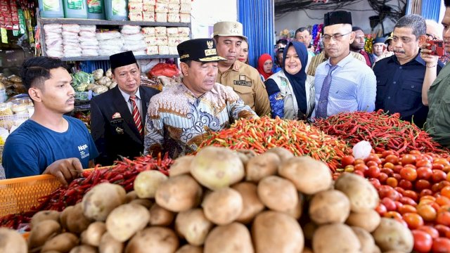 Pj Gubernur Sulsel Bahtiar meninjau harga cabai di pasar tradisional. Ist