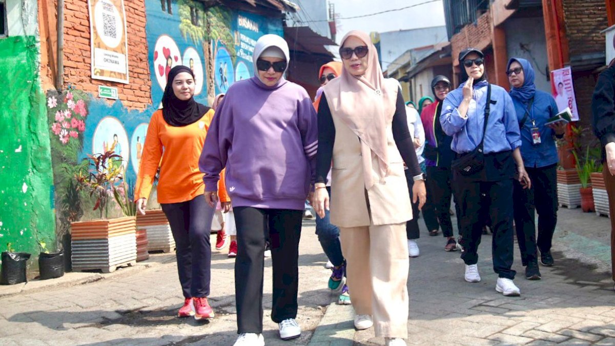 Indira Yusuf Ismail Bersama PJ Ketua TP PKK Sulsel Panen Sayur di Lorong PKK Makassar