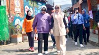 Indira Yusuf Ismail Bersama PJ Ketua TP PKK Sulsel Panen Sayur di Lorong PKK Makassar