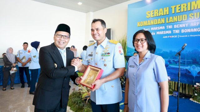 Wali Kota Makassar Danny Pomanto berikan cendramata kepada Marsekal Pertama (Marsma) TNI Benny Arfan. Foto: Istimewa