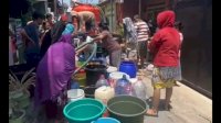 Bantu Warga Kesulitan Air Bersih, Ibu RT 01 Bumi Aroepala Distribusi ke Sejumlah Titik di Makassar