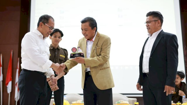 Wali Kota Makassar Danny Pomanto bersama Dekan Fakultas Dakwah dan Komunikasi Rasyid Masri. Foto: Istimewa