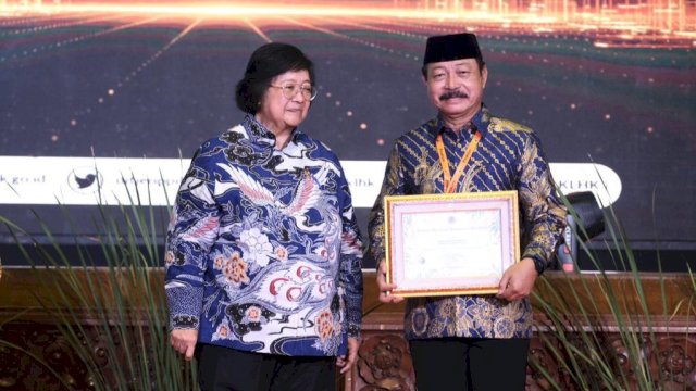 Wakil Bupati Kabupaten Gowa Abd Rauf Malaganni terima penghargaan ProKlim. Foto: Istimewa