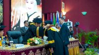 Prof Husain Syam Kukuhkan Prof Andi Aslinda sebagai Guru Besar UNM