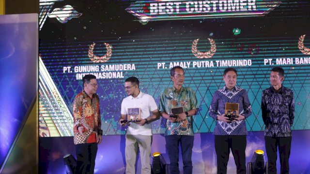 Direktur Utama Sulawesi Berlian Motor Kerry Yauwly memberikan penghargaan dalam FUSO Truck Campaign 2023 di Hotel Claro Makassar. Foto: Istimewa