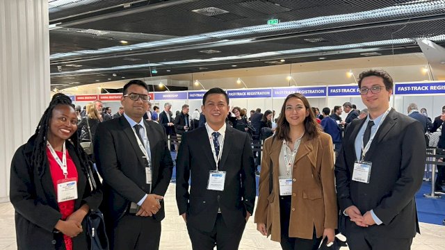 Pendiri Saputra &amp; Tampa Law Firm Muallim Tampa (tengah) saat menghadiri Konferensi International Bar Association (IBA)di Kota Paris, Prancis. Ist