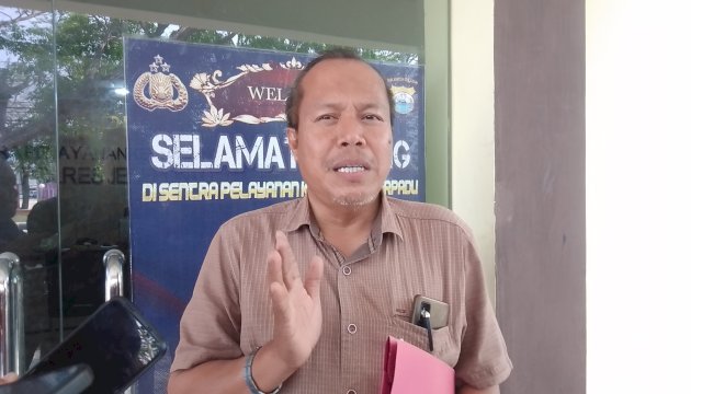 Ketua DPC Partai Hanura, Jeneponto, Andi Mappatunru saat diwawancara di SPKT Polres Jeneponto, Senin (23/10/2023. (Dedi/sulselsatu)