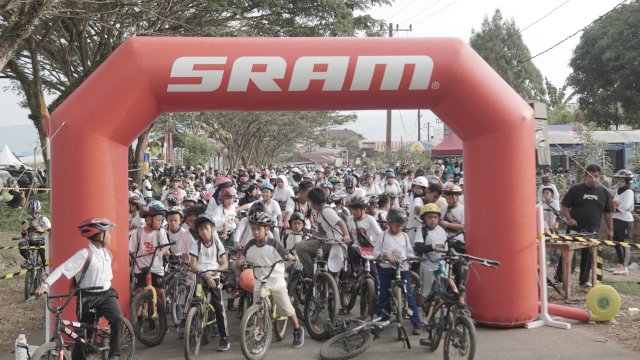 PT Vale Indonesia Tbk (PT Vale) bersama Komunitas Sorowako Bicycle Club (SOBEC) mengadakan Fun Bike, Fun Walk dan senam Sumba di Lapangan Iniaku, Sorowako. Foto: Istimewa